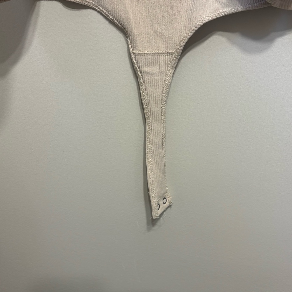 Abercrombie & Fitch Cream Scoop Neck Ribbed Bodysuit - Picture 3 of 4